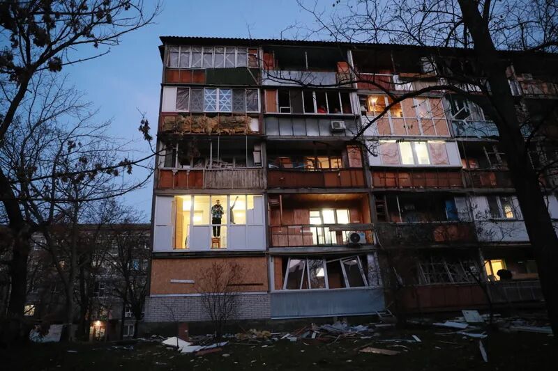 11月14日,在乌克兰首都基辅市第聂伯区,当地居民对遭受空袭损毁的房屋进行修缮加固,俄乌冲突近期战事剧烈 图:新华社