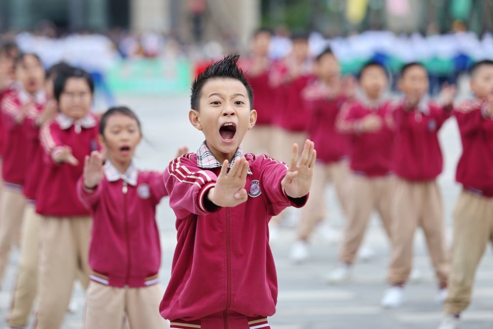 在广东省鹤山市文化中心广场，鹤山市翰林学校的学生在进行校园咏春拳操展演（2023年11月16日摄）。