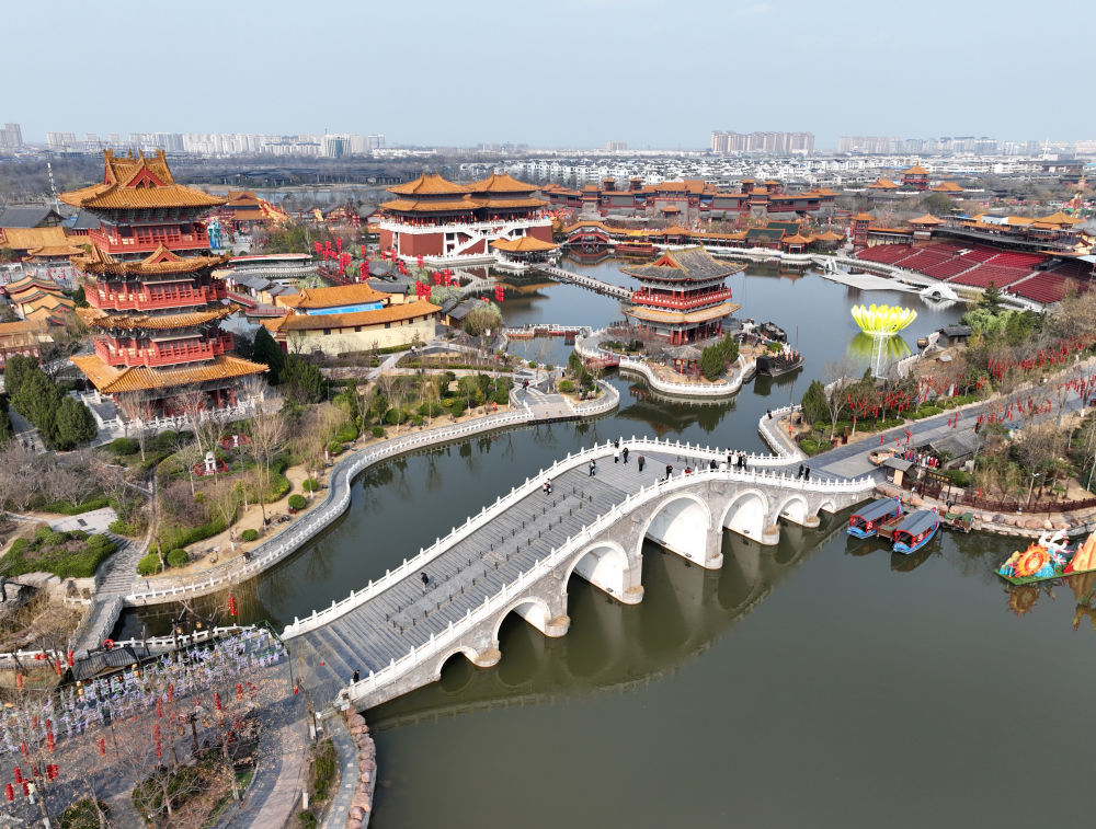 河南开封清明上河园一景（2025年3月6日摄，无人机照片）。置身清明上河园，游客仿佛置身北宋画家张择端笔下的《清明上河图》画卷中。