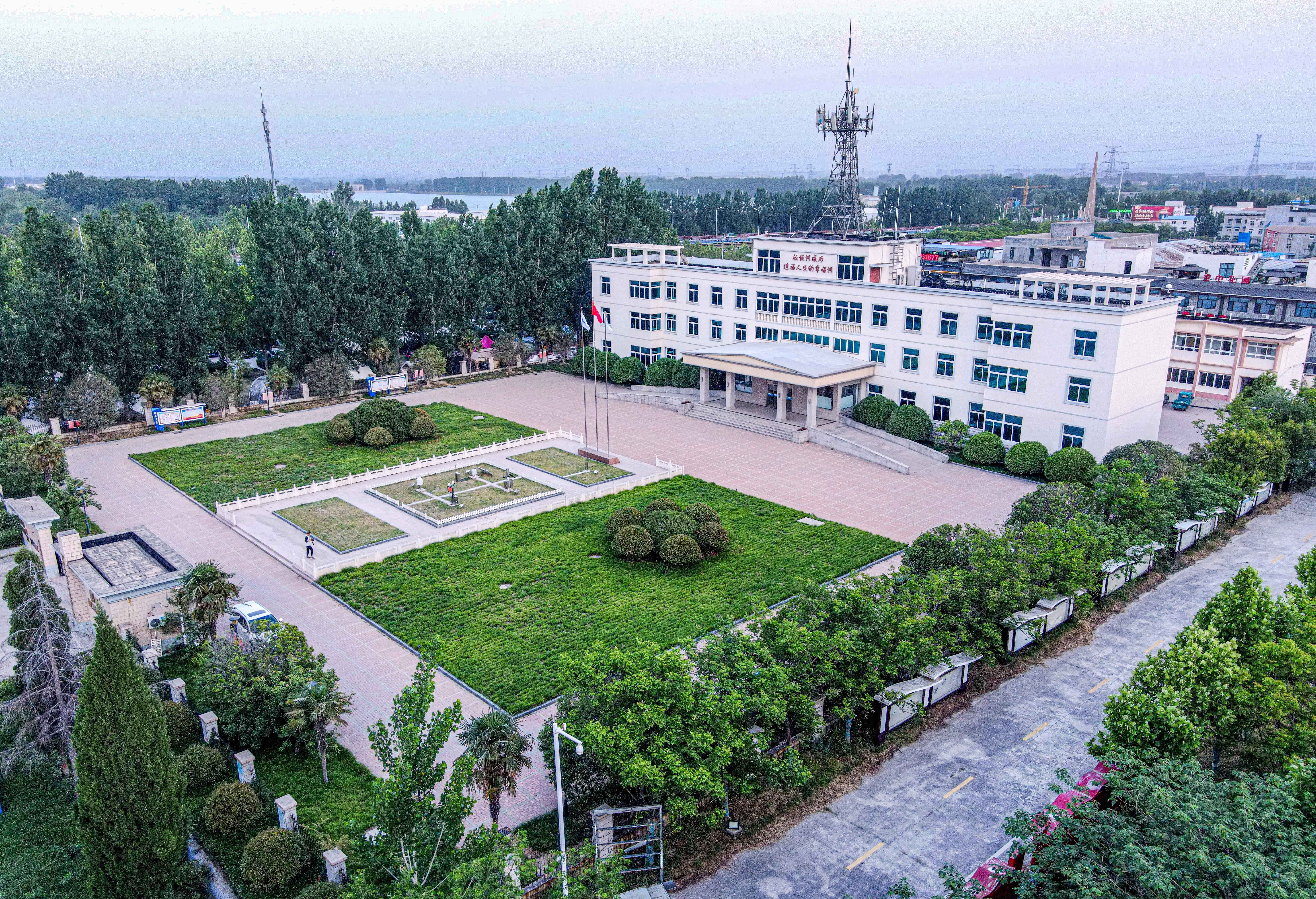 俯瞰花园口水文站。