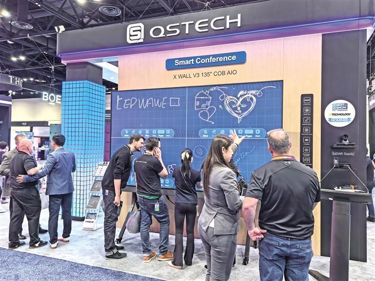 6月11日，2025美国国际视听技术及系统集成展览会上，参会者在了解青松光电LED显示屏产品（资料照片）。 受访单位供图