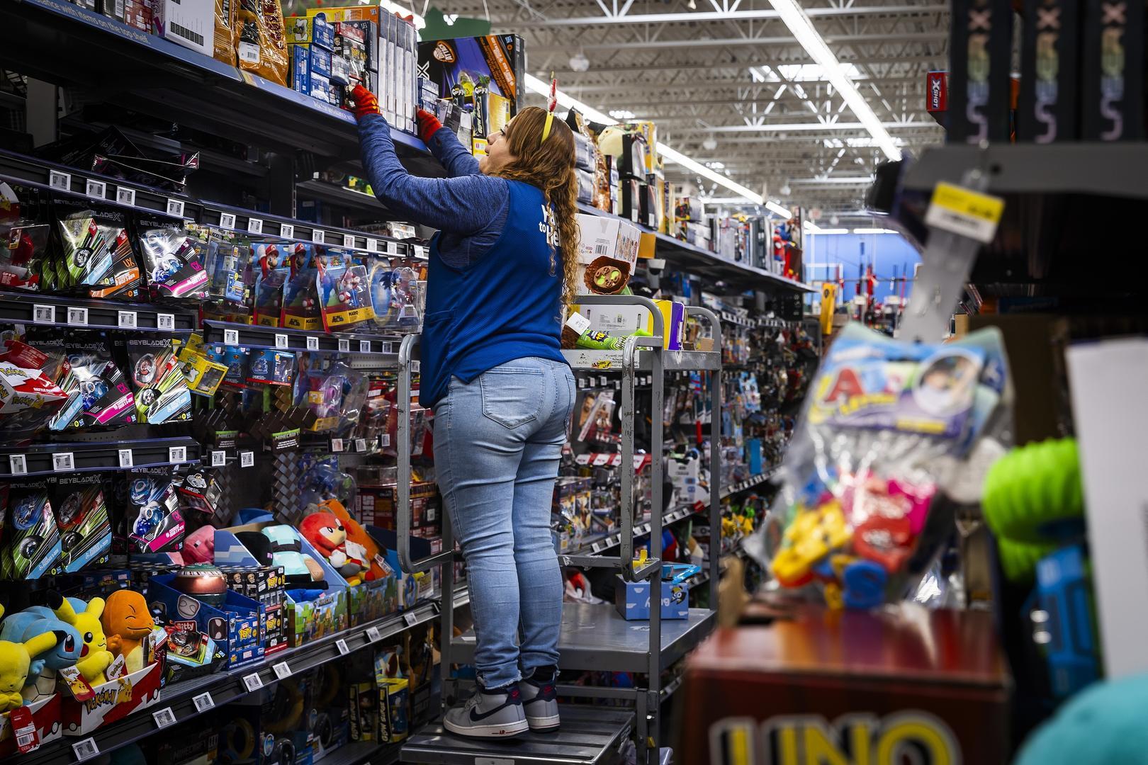 ▲当地时间2025年12月15日,美国华盛顿,一名沃尔玛员工在沃尔玛超市补货玩具 图据视觉中国