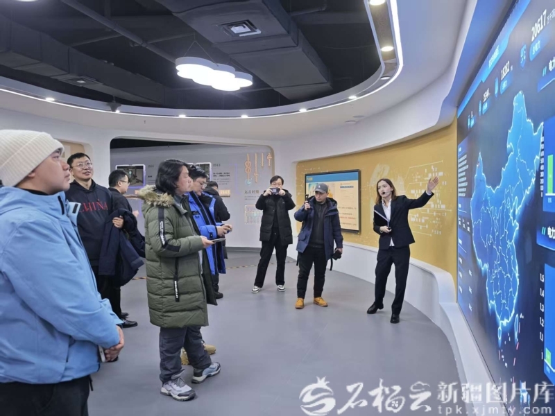 “热雪新疆e起来&middot;一路开‘新’暨第三届新疆公路文化节”网络主题活动网络名人代表，参观克拉玛依云计算产业园。石榴云/新疆日报记者 宋海波 摄