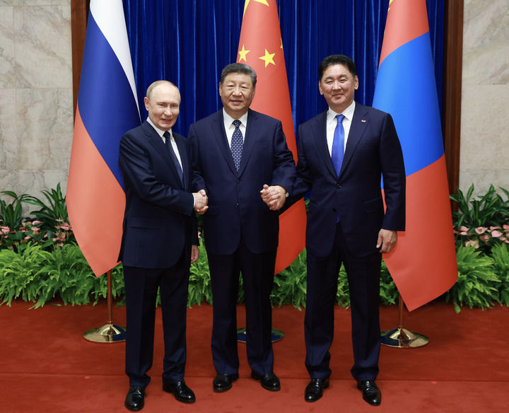 9月2日上午，国家主席习近平同俄罗斯总统普京、蒙古国总统呼日勒苏赫在北京人民大会堂举行中俄蒙三国元首第七次会晤。新华社记者 丁海涛 摄