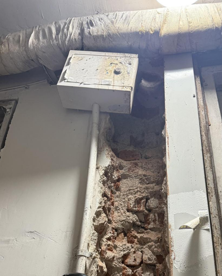 为水管改造预留的通道,在管路改造风波后,留下的深沟无人填平。(图/受访者提供)