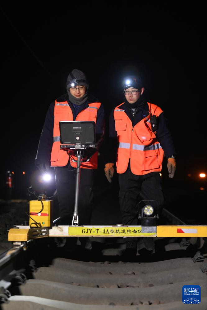 中国铁路太原局集团有限公司太原南工务段吕梁线路车间铁路线路工马星硕（右）、程鑫在检查线路（1月9日摄）。