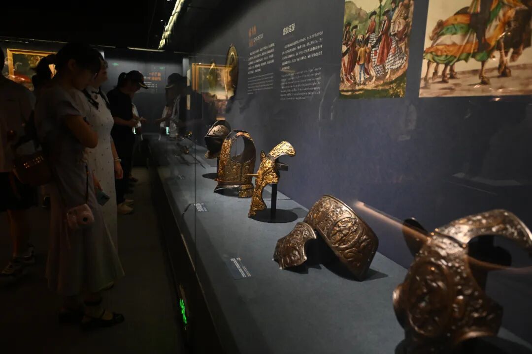 2025年7月24日，甘肃省博物馆内，游人参观盔甲。中新社记者　李亚龙　摄