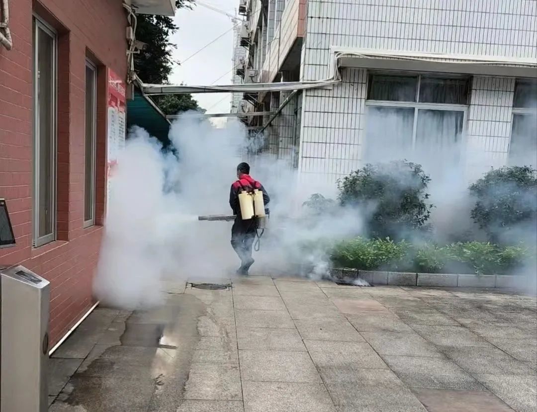 工作人员对中学校园进行消杀