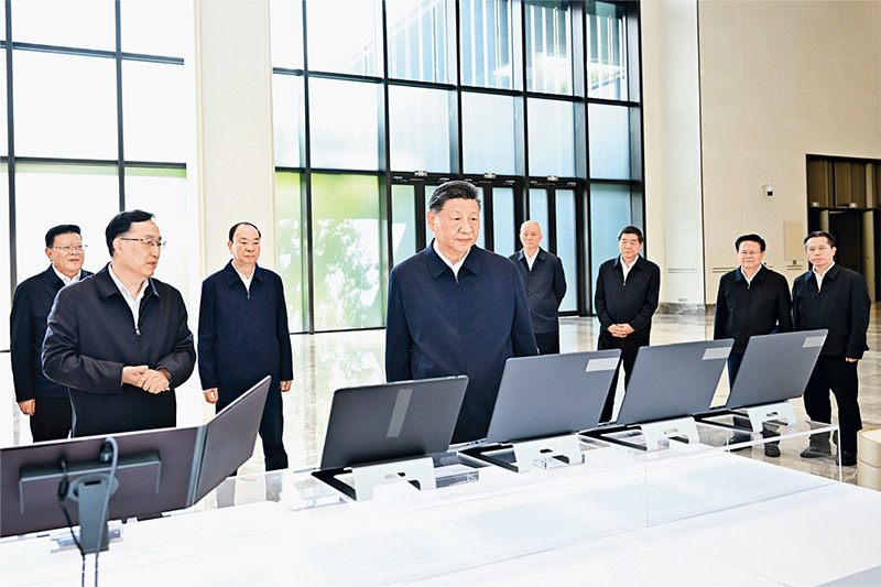 2025年11月7日至8日,中共中央总书记、国家主席、中央军委主席习近平在广东考察。这是8日上午,习近平在广州察看广东科技创新和产业创新融合发展成果展示。 新华社记者 燕雁/摄