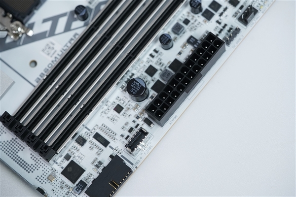 波普艺术高颜值!七彩虹iGame B860M Ultra V20主板图赏
