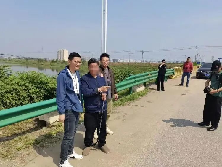 民警押解嫌犯付某某、朱某某辨认现场。图源:马鞍山市公安局