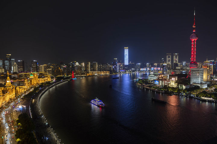 上海陆家嘴、外滩、北外滩夜景(2025年4月30日摄)。新华社记者 王翔 摄