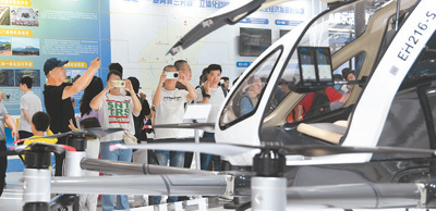 4月17日，第五届中国国际消费品博览会首个社会公众开放日，低空经济展示专区吸引不少参观者。杨 鹤摄（人民图片）