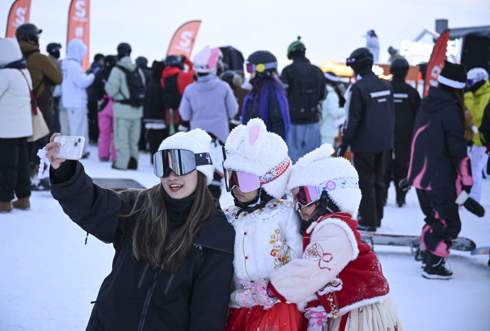 1月21日，游客在将军山国际滑雪度假区合影。