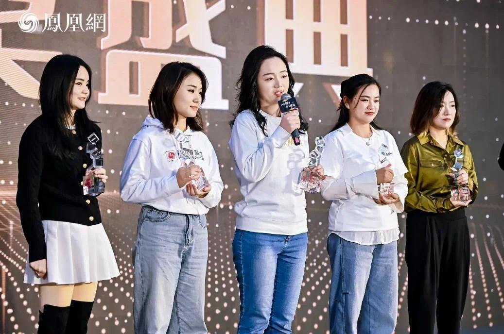 优秀个人许译予（左三）发表获奖感言