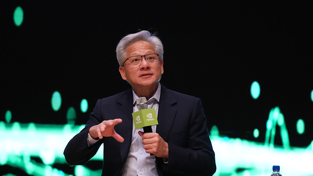 2025年10月31日,韩国庆州,英伟达(Nvidia)首席执行官黄仁勋在亚太经济合作组织(APEC)CEO峰会期间发表讲话。视觉中国 资料图