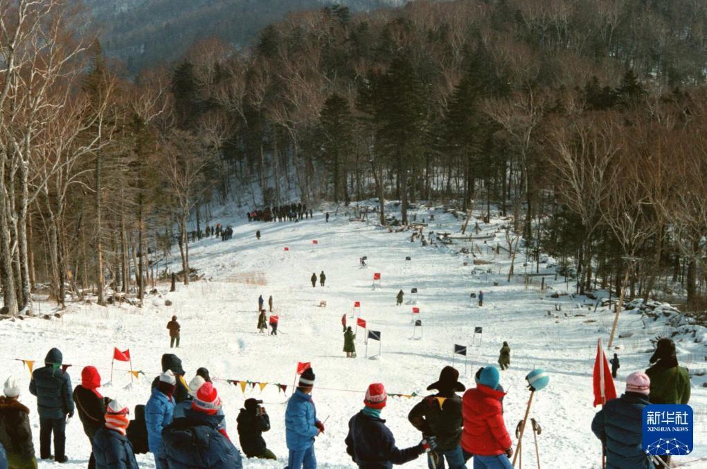 1983年3月，第五届全国冬季运动会在黑龙江尚志的青云滑雪场举行。新华社记者刘向阳摄