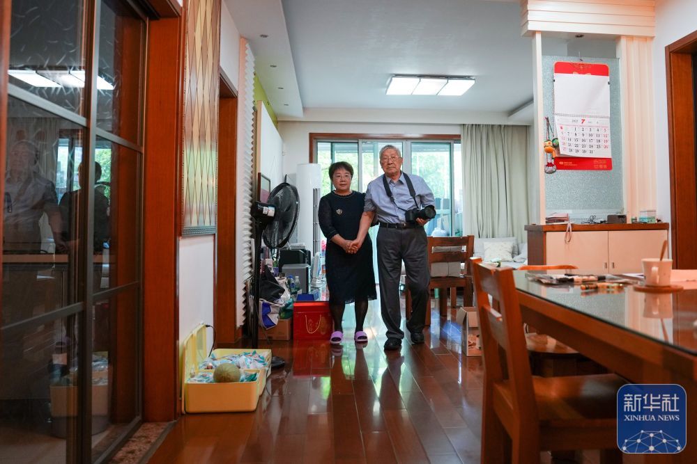 2025年7月11日，王生（右）在女儿王远的陪伴下准备去拍照。
