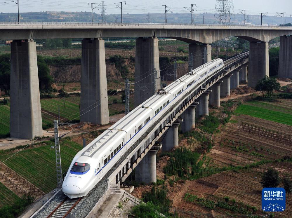 2012年7月1日,西安至延安动车组正式开通运营,一辆动车行驶在途中。新华社发(袁景智 摄)
