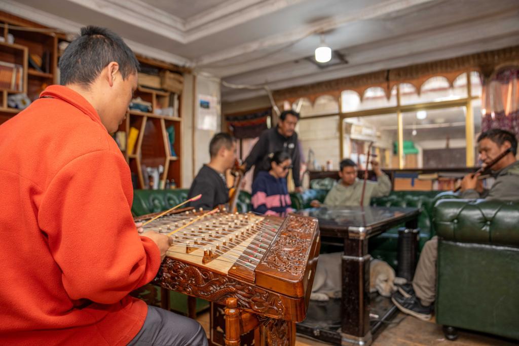 2025年10月11日，咔哒嘎布盲人乐团在排练。