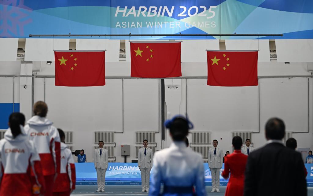 2月10日，第九届亚冬会速度滑冰女子3000米决赛在哈尔滨举行。中国选手杨滨瑜、韩梅、太智恩分别获得冠、亚、季军。新华社记者 王曦 摄