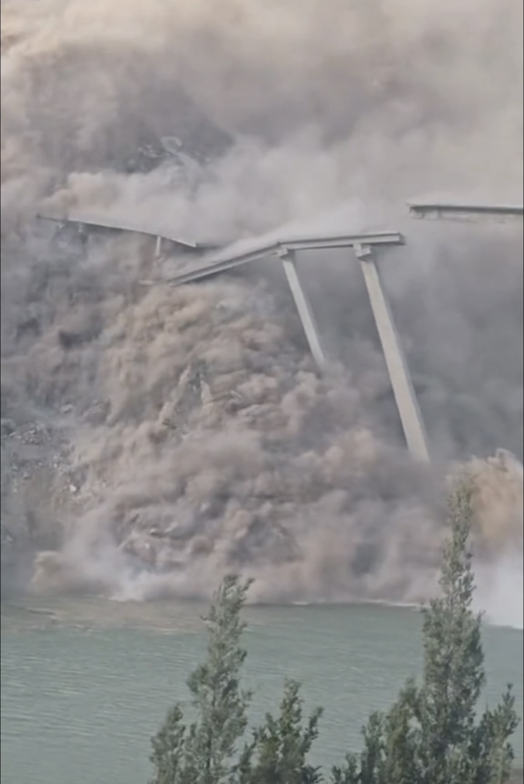 桥梁垮塌时的视频截图