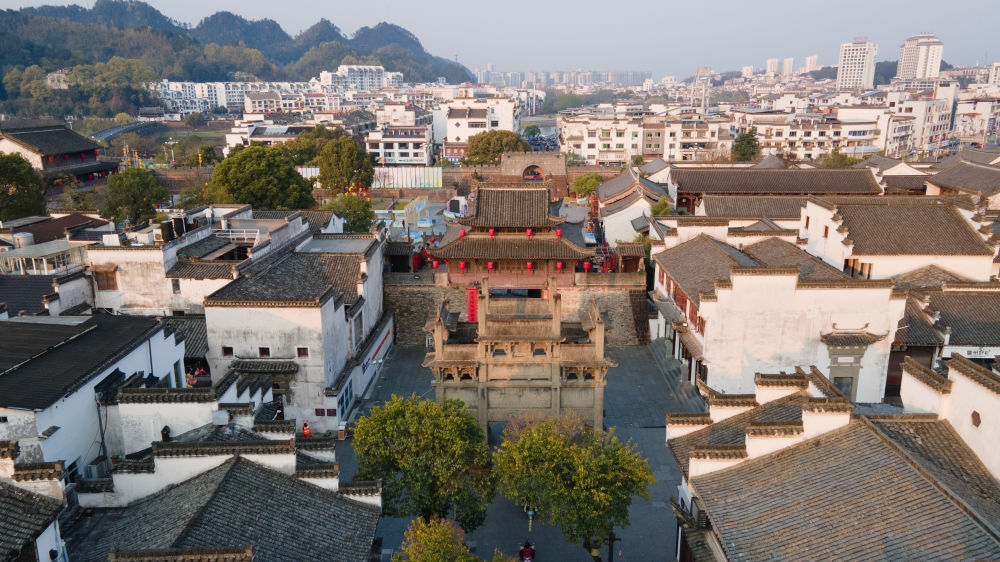 这是3月26日拍摄的安徽省黄山市歙县徽州古城（无人机照片）。