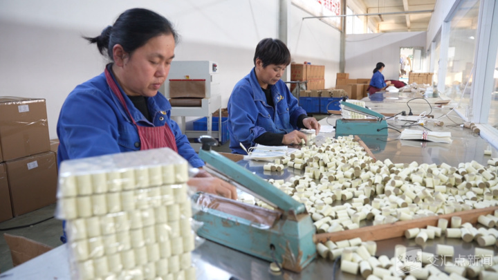 工人们正在封装纯艾柱