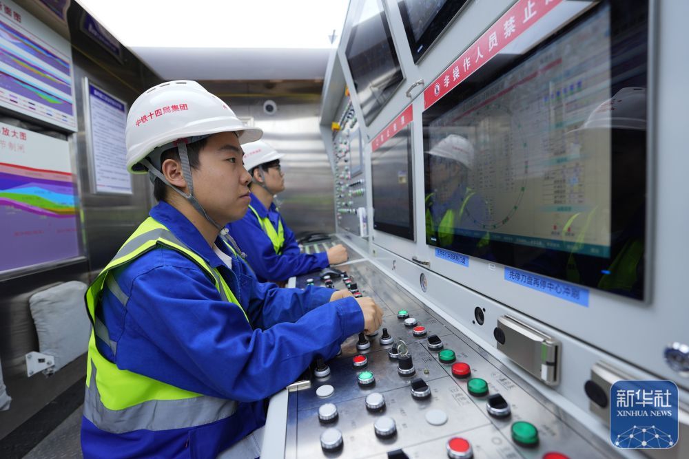 ↑ 2月25日，中铁十四局技术人员在甬舟铁路金塘海底隧道“甬舟号”盾构机操作室关注设备运行情况。