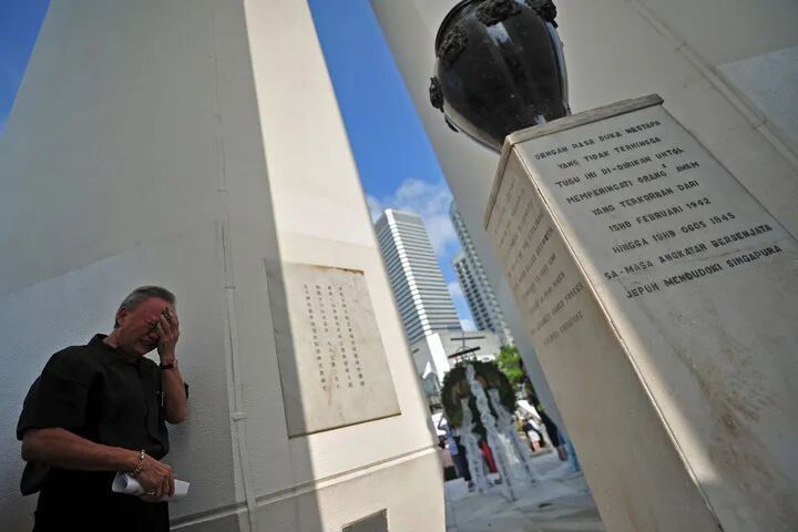 2015年2月15日，一位市民在新加坡美芝路战争纪念公园举行的祭礼上悼念死难者。当日，新加坡中华总商会举行第48届悼念日本占领时期死难人民祭礼。新华社发（邓智炜摄）