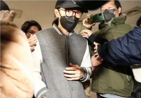 台湾艺人李威(中)资料图 图源:台湾“中央社”