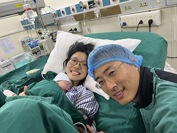 在复旦大学附属妇产科医院诞下的首个元旦宝宝家庭，宝爸和宝妈是留学时的同学，婚后备孕半年就迎来了这个宝宝。