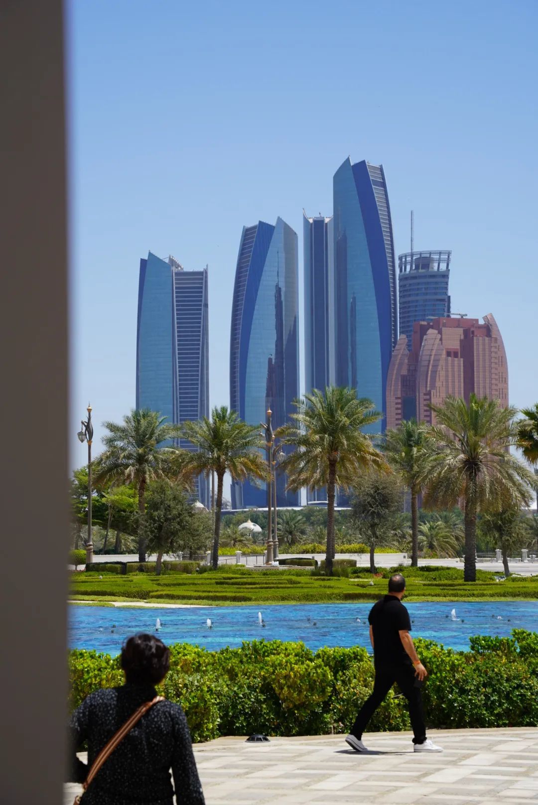 比迪拜更奢华的艺术盛宴？揭秘阿布扎比艺术节的隐藏玩法- 凤凰艺术_凤凰网