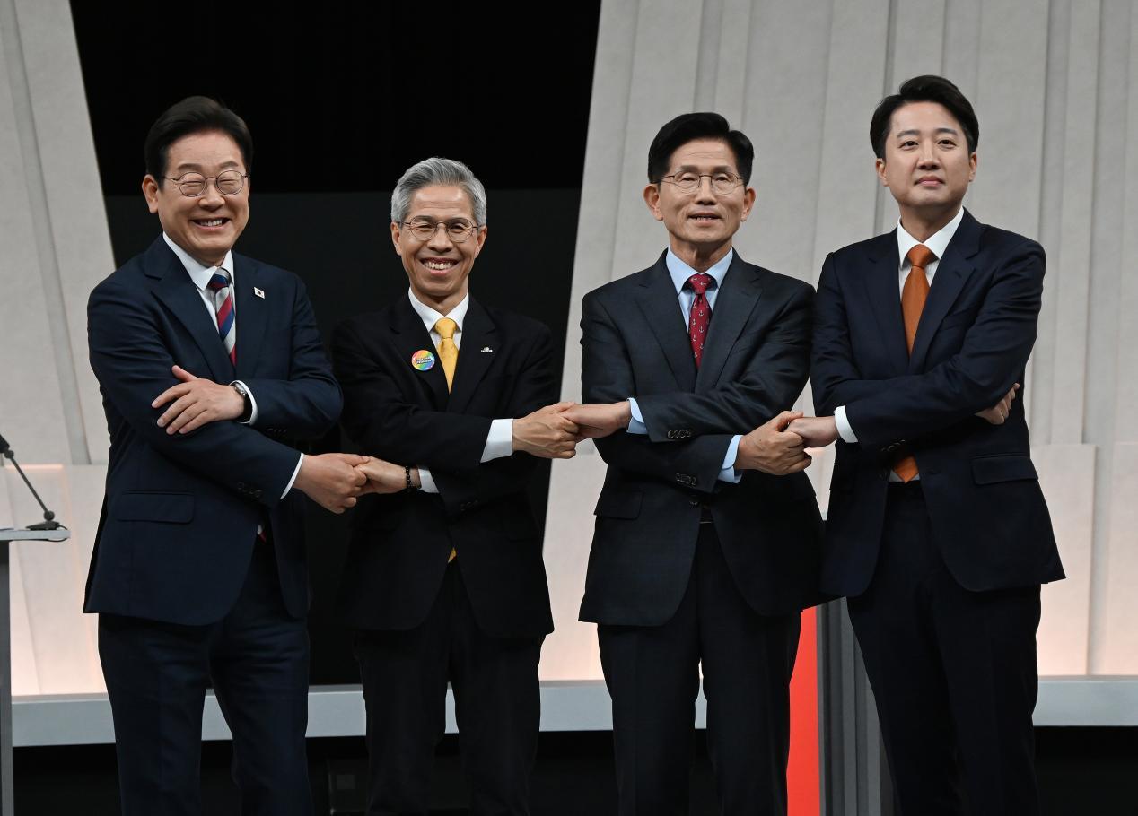 2025年5月27日,韩国四大总统候选人举行最后一场电视辩论会。从左至右分别为:共同民主党候选人李在明、民主劳动党候选人权英国、国民力量党候选人金文洙、改革新党候选人李俊锡。