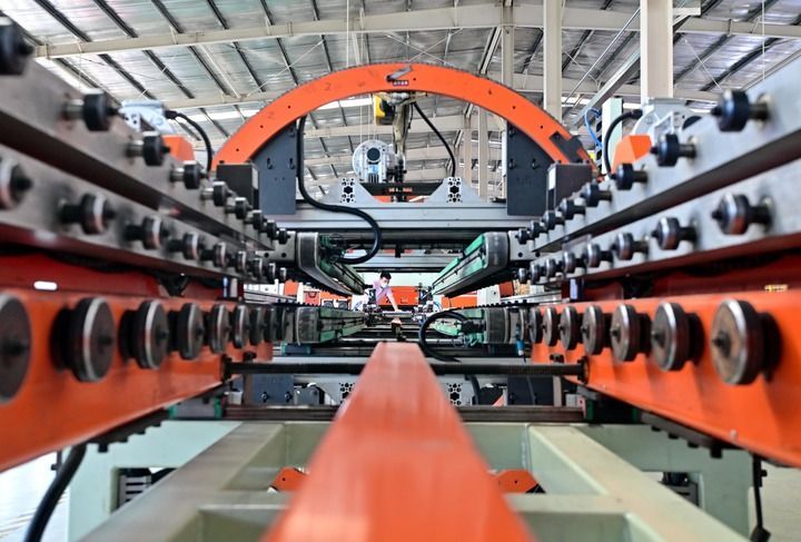 2025年6月18日，河北省唐山市芦台经济开发区一家采暖设备企业的工人在生产线上工作。新华社记者 杨世尧 摄