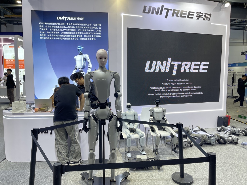 宇树科技IROS展台上的H2。 澎湃新闻记者 秦盛 摄