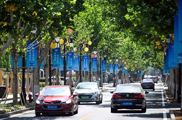 在天津市和平区泰安道，道路两旁的路灯上悬挂着2025夏季达沃斯论坛宣传标语（6月21日摄）。