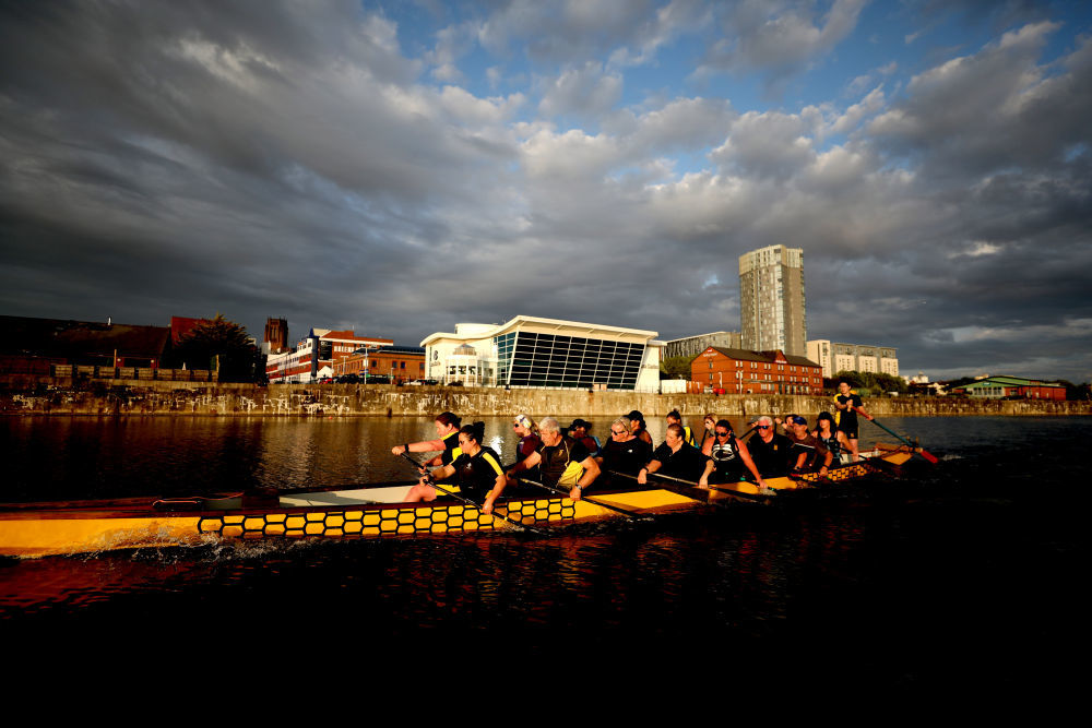 2023年6月20日,一支英国龙舟队在英国利物浦训练。