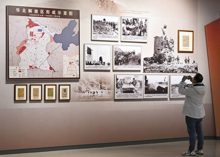 2025年3月27日,观众在位于天津市红桥区的平津战役纪念馆参观。新华社记者 李然 摄