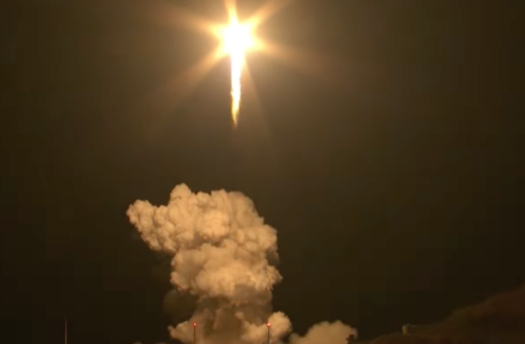 韩国自主研发的运载火箭“世界”号发射升空。这是“世界”号运载火箭第四次发射,也是该火箭首次在凌晨发射。