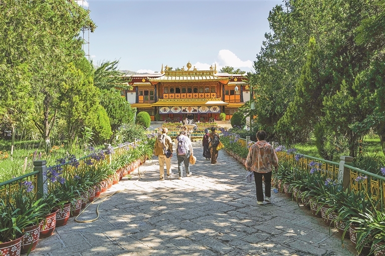 游客在罗布林卡游玩。记者 丹增群培 摄