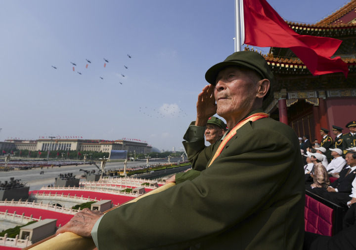 2025年9月3日，纪念中国人民抗日战争暨世界反法西斯战争胜利80周年大会在北京隆重举行。这是抗战老战士在天安门城楼上敬礼。新华社记者 才扬 摄