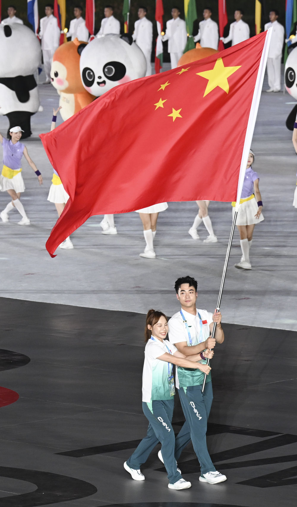 ↑中国体育代表团旗手郭丹（左）和史经纬在开幕式上入场。新华社记者 杜子璇 摄