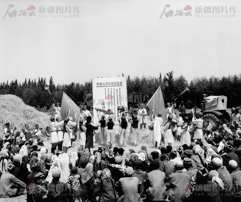 1962年，帕哈太克里乡农民欢庆毛主席回信10周年。图片由新疆图片库提供