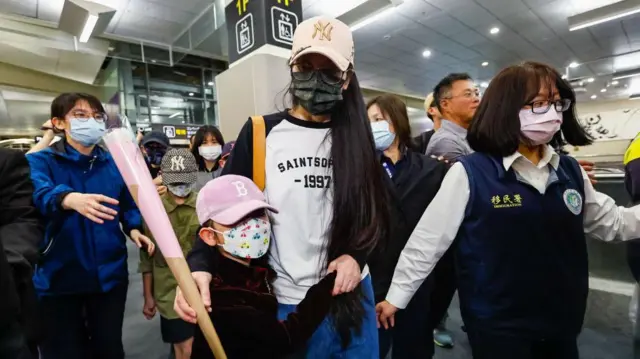 “台独”分子“八烱”等人向民进党当局检举中国大陆籍配偶网红刘振亚在社交媒体上宣传武统言论,迫使其离台。 图源:BBC