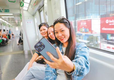 越南当地民众在河内吉灵—河东线轻轨车厢里自拍。本报记者 沈小晓摄