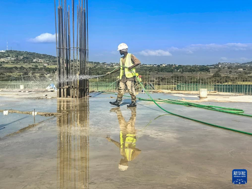 2月10日,在坦桑尼亚阿鲁沙综合体育场项目上,工人进行混凝土养护作业。新华社发(中国中铁建工集团有限公司供图)