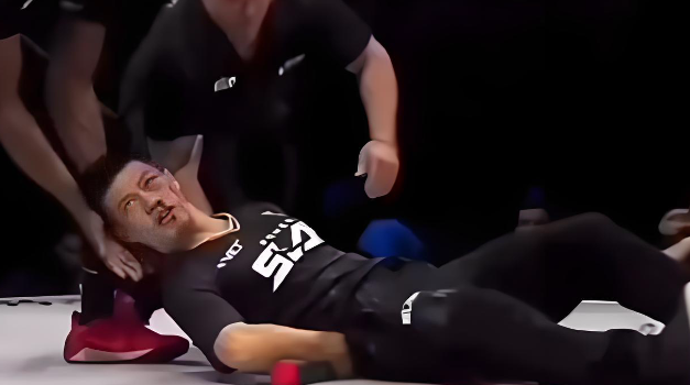 赵鸿刚被击倒在地 图/视频截图