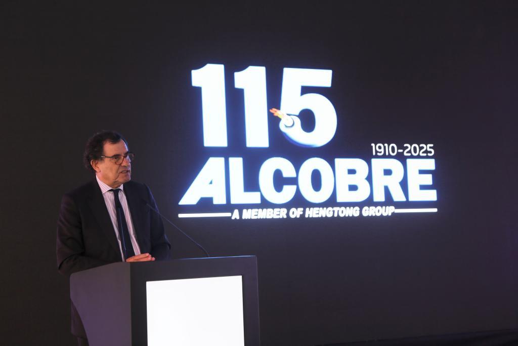 10月3日,葡萄牙经济兼国土融合部长曼努埃尔·卡斯特罗·阿尔梅达在葡萄牙北部奥瓦尔市举行的阿尔科夫雷电缆厂115周年庆典仪式上致辞。新华社记者荀伟摄