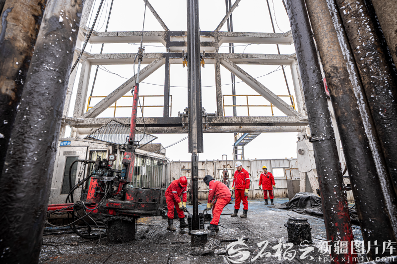 12月8日,中国石油新疆油田吉庆作业区页岩油JHW74-33钻井工在进行钻井操作。徐志远 摄